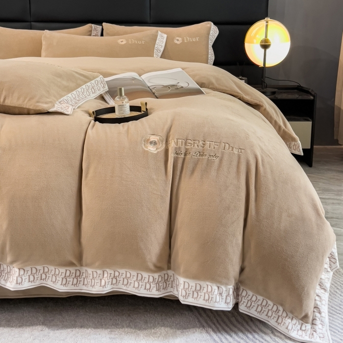 91家纺网 家纺一手货源 找家纺 露梦家纺 2025新款高克重牛奶绒刺绣四件套-简素（风格二） 简素-奶咖色