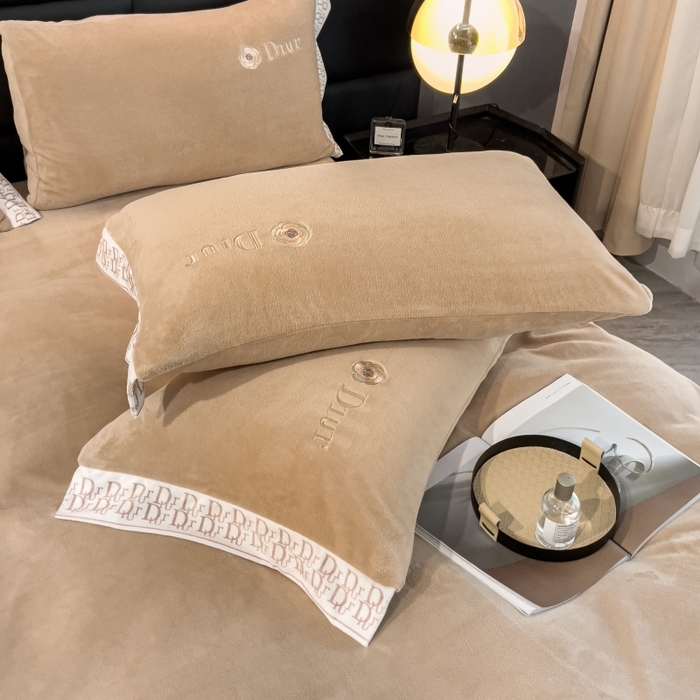 91家纺网 家纺一手货源 找家纺 露梦家纺 2025新款高克重牛奶绒刺绣四件套-简素（风格二） 简素-奶咖色