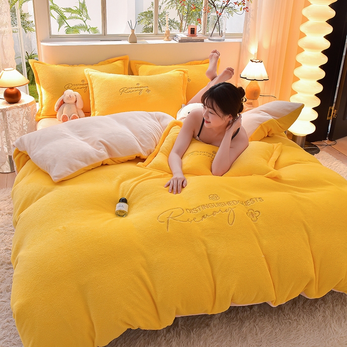 91家纺网 家纺一手货源 找家纺 简爱家纺2025新款保暖MISS款法莱绒刺绣四件套魔力黄奶白