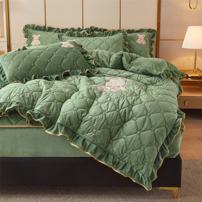 91家纺网 家纺一手货源 找家纺 屹成 2024新款水晶绒夹棉床笠款四件套贴布绣款-小熊款 橄榄緑