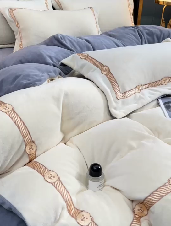 91家纺网 家纺一手货源 找家纺 云家 （包含买家秀）2023新款高克重牛奶绒纯色双拼刺绣四件套珊瑚绒 凯迪系列 凯迪-奶昔白+高级灰