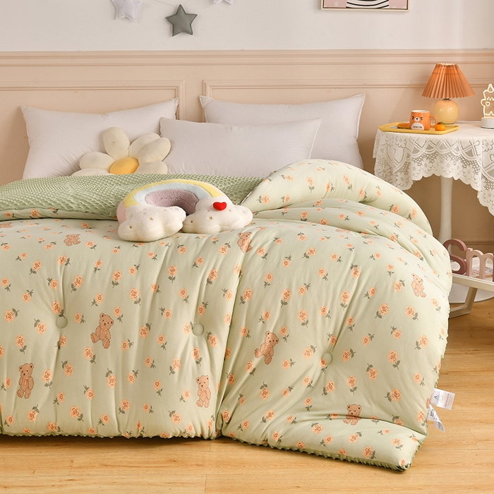 91家纺网 家纺一手货源 找家纺 牛魔王家居 2023新款A类针织棉豆豆被子抗菌纤维被芯冬被 玫瑰熊