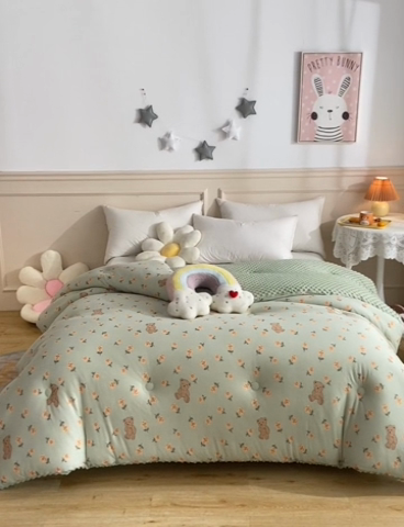 91家纺网 家纺一手货源 找家纺 牛魔王家居 2023新款A类针织棉豆豆被子抗菌纤维被芯冬被 玫瑰熊