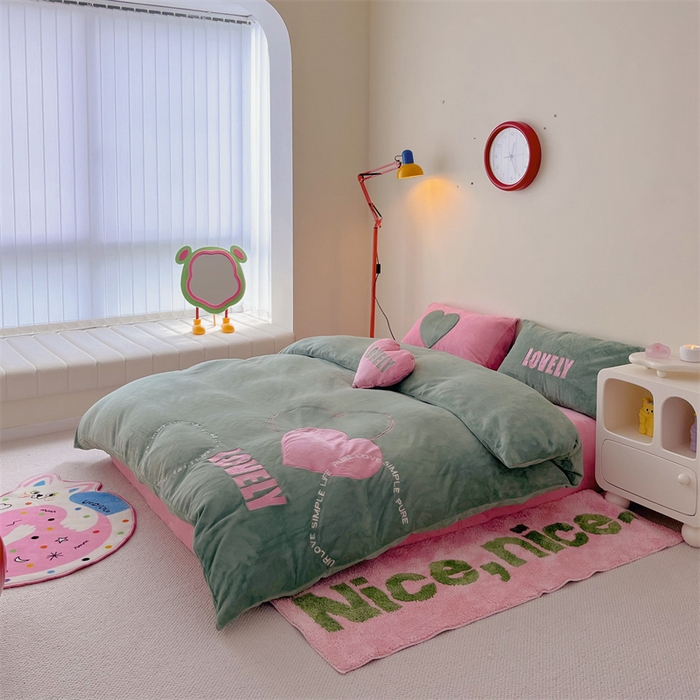 91家纺网 家纺一手货源 找家纺 星野 2023秋冬高克重牛奶绒贴布绣多巴胺系列四件套 小甜甜