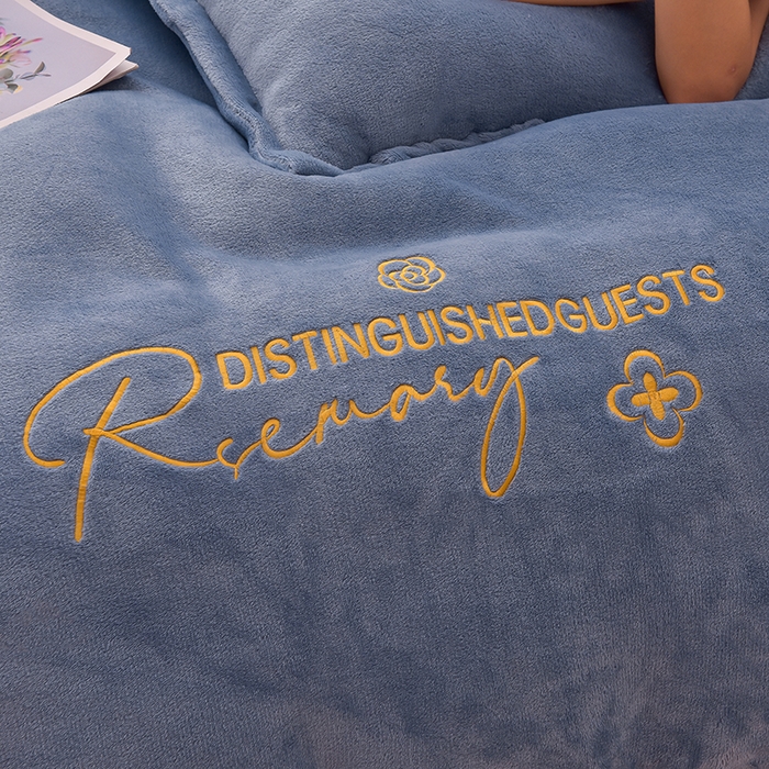 91家纺网 家纺一手货源 找家纺 简爱家纺2025新款保暖MISS款法莱绒刺绣四件套伯爵蓝奶白