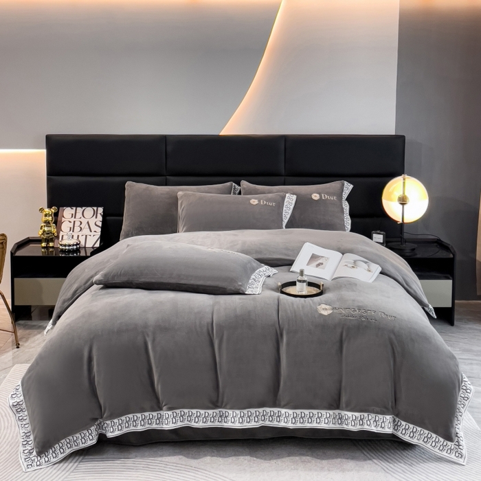 91家纺网 家纺一手货源 找家纺 露梦家纺 2025新款高克重牛奶绒刺绣四件套-简素（风格二） 简素-高级灰