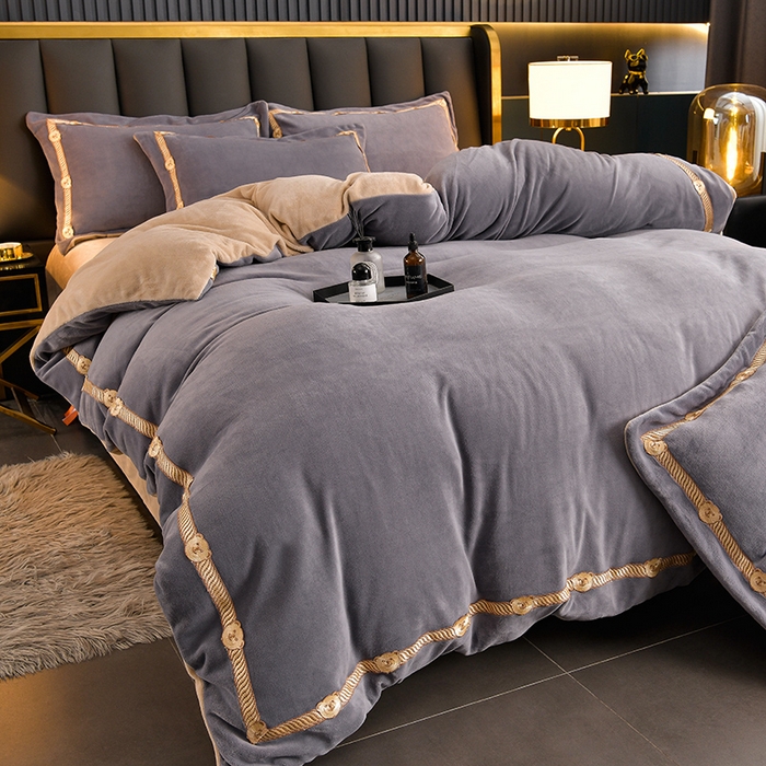 91家纺网 家纺一手货源 找家纺 云家 （包含买家秀）2023新款高克重牛奶绒纯色双拼刺绣四件套珊瑚绒 凯迪系列 凯迪-高级灰+米驼