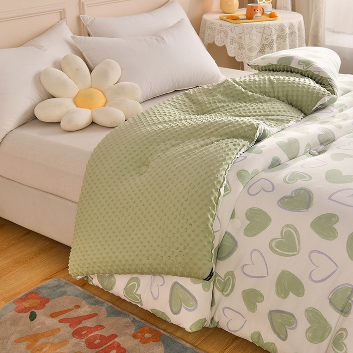 91家纺网 家纺一手货源 找家纺 牛魔王家居 2023新款A类针织棉豆豆被子抗菌纤维被芯冬被 绿色爱心