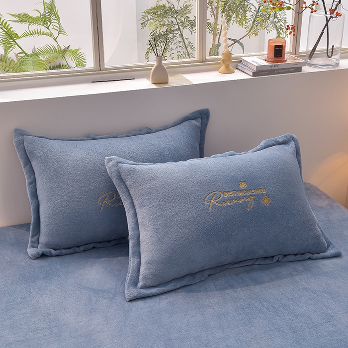 91家纺网 家纺一手货源 找家纺 简爱家纺2025新款保暖MISS款法莱绒刺绣四件套伯爵蓝