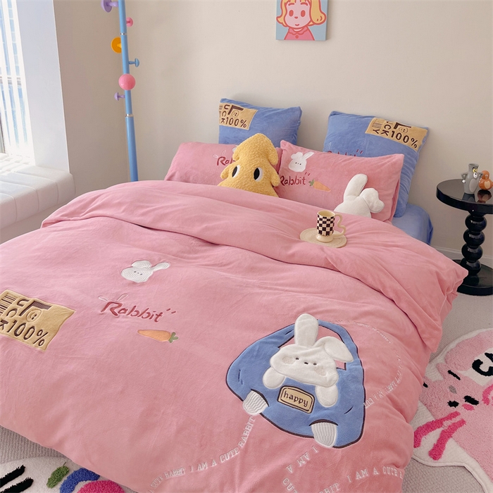 91家纺网 家纺一手货源 找家纺 星野 2023秋冬高克重牛奶绒贴布绣多巴胺系列四件套 萌兜兜