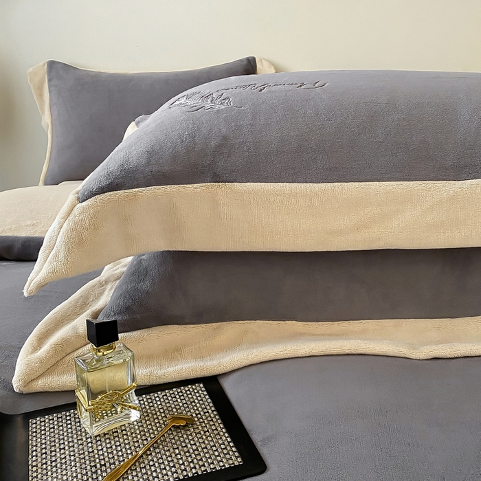 91家纺网 家纺一手货源 找家纺 露梦家纺 2025新款加厚保暖牛奶绒刺绣款四件套-轻羽（风格二） 轻羽-高极灰