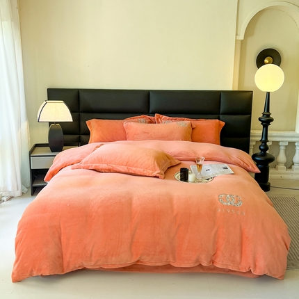 91家纺网 家纺一手货源 找家纺 （总）仟网汇 2023新款牛奶绒刺绣轻奢小香风系列婴儿绒四件套