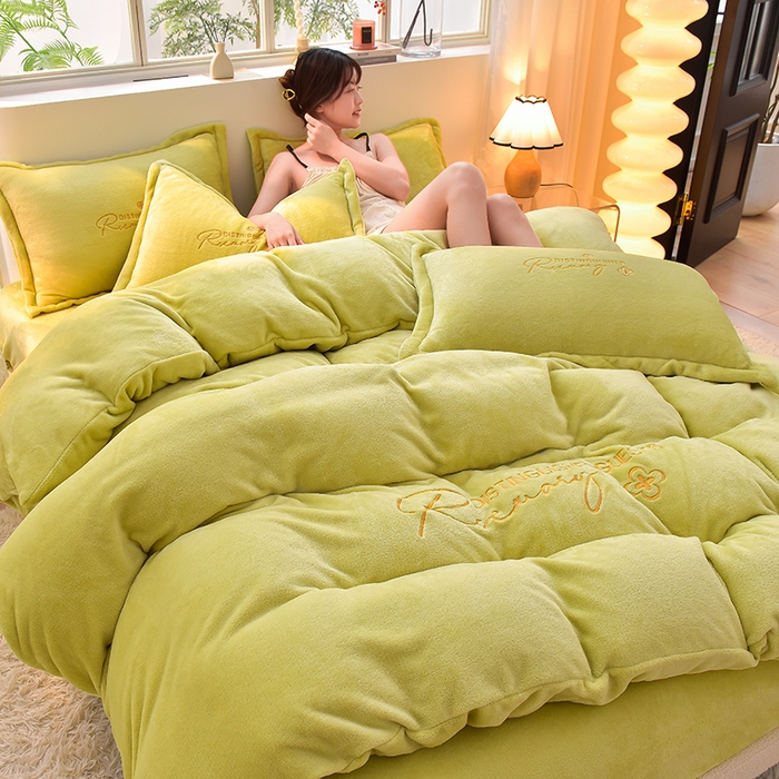 91家纺网 家纺一手货源 找家纺 简爱家纺2025新款保暖MISS款法莱绒刺绣四件套抹茶绿