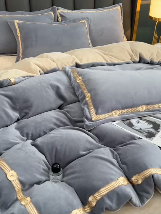 91家纺网 家纺一手货源 找家纺 云家 （包含买家秀）2023新款高克重牛奶绒纯色双拼刺绣四件套珊瑚绒 凯迪系列 凯迪-高级灰+米驼