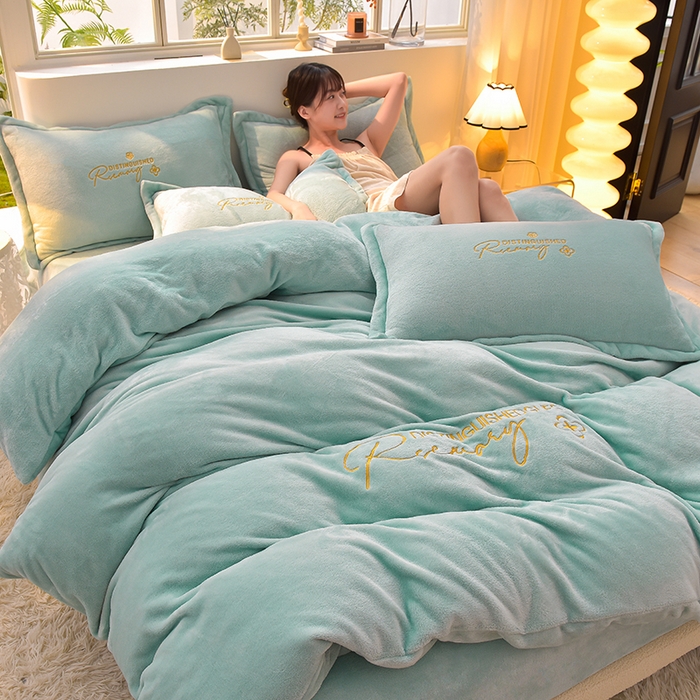 91家纺网 家纺一手货源 找家纺 简爱家纺2025新款保暖MISS款法莱绒刺绣四件套松石蓝