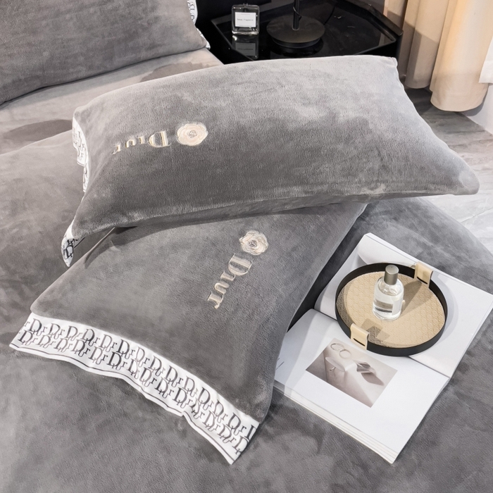 91家纺网 家纺一手货源 找家纺 露梦家纺 2025新款高克重牛奶绒刺绣四件套-简素（风格二） 简素-高级灰