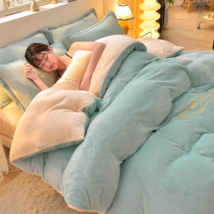 91家纺网 家纺一手货源 找家纺 简爱家纺2025新款保暖MISS款法莱绒刺绣四件套松石蓝奶白