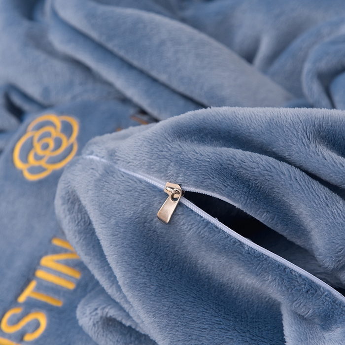 91家纺网 家纺一手货源 找家纺 简爱家纺2025新款保暖MISS款法莱绒刺绣四件套伯爵蓝