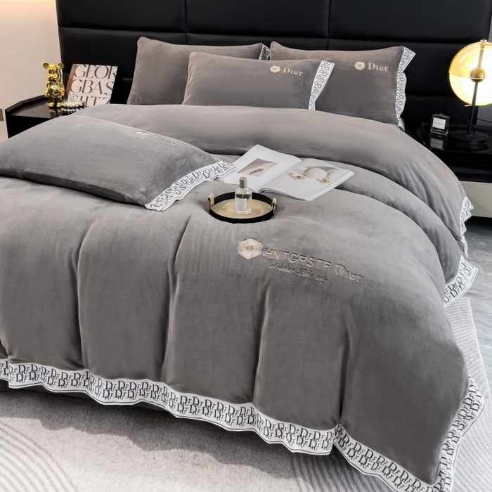 91家纺网 家纺一手货源 找家纺 露梦家纺 2025新款高克重牛奶绒刺绣四件套-简素（风格二） 简素-高级灰