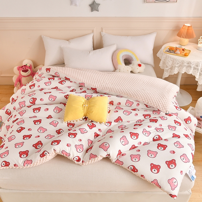 91家纺网 家纺一手货源 找家纺 牛魔王家居 2023新款A类针织棉豆豆被子抗菌纤维被芯冬被 草莓小熊