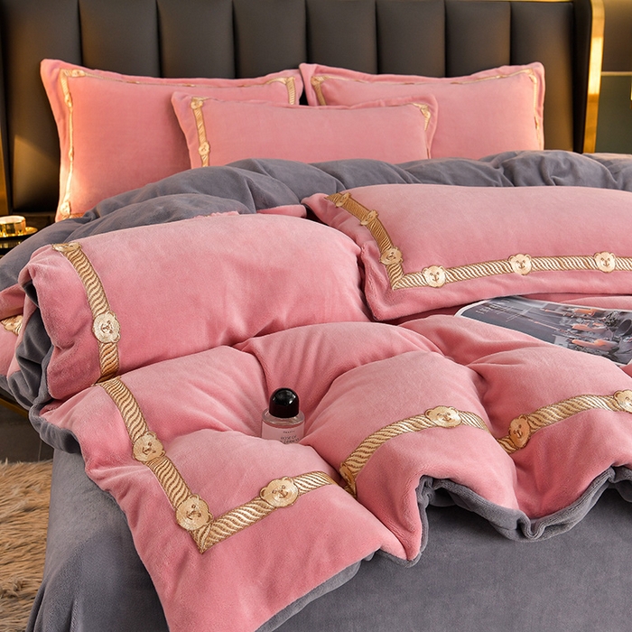 91家纺网 家纺一手货源 找家纺 云家 （包含买家秀）2023新款高克重牛奶绒纯色双拼刺绣四件套珊瑚绒 凯迪系列 凯迪-蜜粉+高级灰