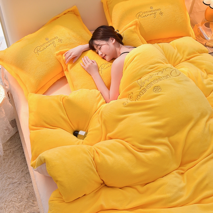 91家纺网 家纺一手货源 找家纺 简爱家纺2025新款保暖MISS款法莱绒刺绣四件套魔力黄奶白