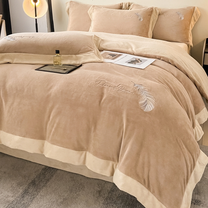 91家纺网 家纺一手货源 找家纺 露梦家纺 2025新款加厚保暖牛奶绒刺绣款四件套-轻羽（风格二） 轻羽-奶咖色