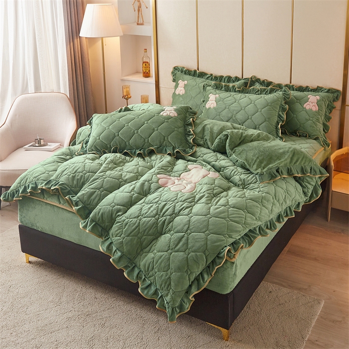 91家纺网 家纺一手货源 找家纺 屹成 2024新款水晶绒夹棉床笠款四件套贴布绣款-小熊款 橄榄緑