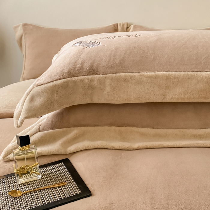 91家纺网 家纺一手货源 找家纺 露梦家纺 2025新款加厚保暖牛奶绒刺绣款四件套-轻羽（风格二） 轻羽-奶咖色