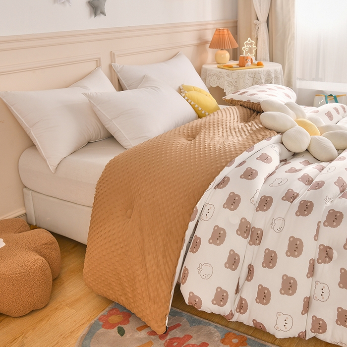 91家纺网 家纺一手货源 找家纺 牛魔王家居 2023新款A类针织棉豆豆被子抗菌纤维被芯冬被 饼干熊