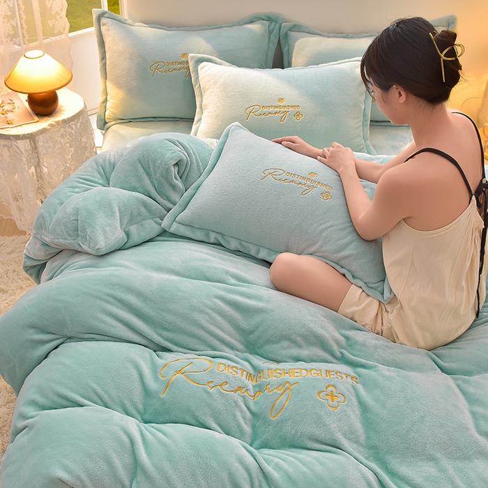 91家纺网 家纺一手货源 找家纺 简爱家纺2025新款保暖MISS款法莱绒刺绣四件套松石蓝