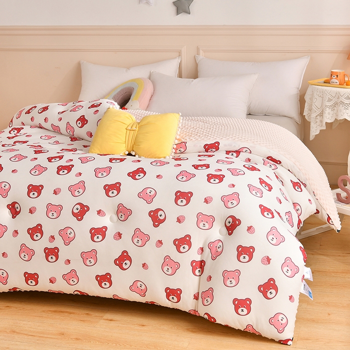 91家纺网 家纺一手货源 找家纺 牛魔王家居 2023新款A类针织棉豆豆被子抗菌纤维被芯冬被 草莓小熊