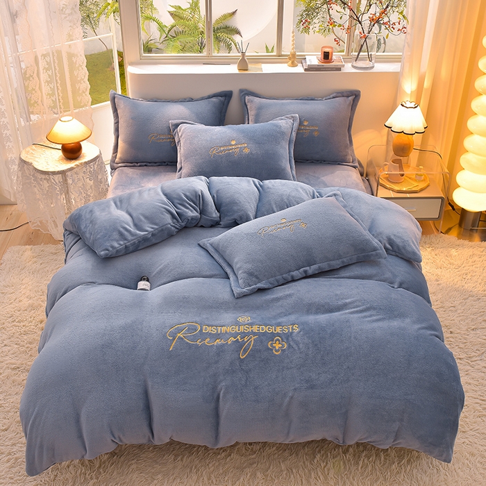 91家纺网 家纺一手货源 找家纺 简爱家纺2025新款保暖MISS款法莱绒刺绣四件套伯爵蓝