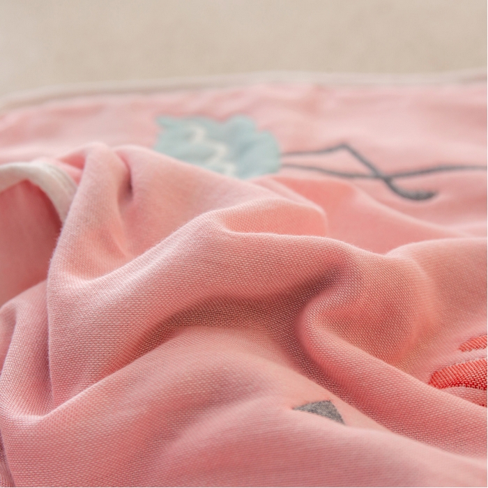 91家纺网 家纺一手货源 找家纺 2023全棉卡通六层纱布儿童枕套-朴尔 辛福鸟粉-纱布枕套