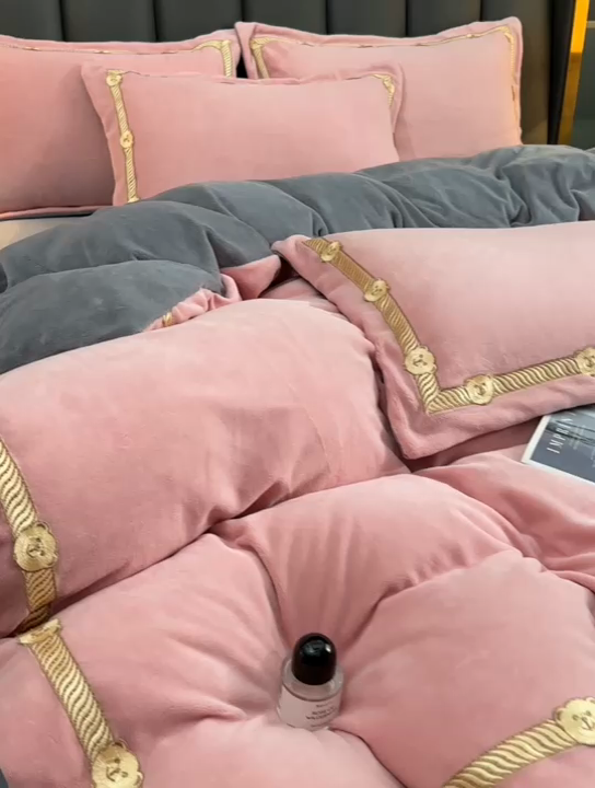 91家纺网 家纺一手货源 找家纺 云家 （包含买家秀）2023新款高克重牛奶绒纯色双拼刺绣四件套珊瑚绒 凯迪系列 凯迪-蜜粉+高级灰
