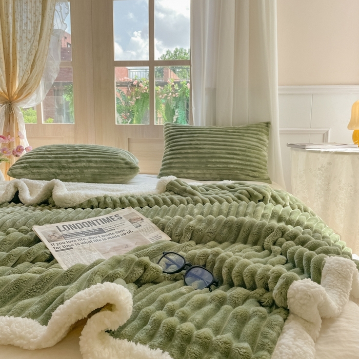 91家纺网 家纺一手货源 找家纺 欧邦 新款条纹兔兔绒羊羔绒毛毯午睡多功能毯 条纹-绿茶