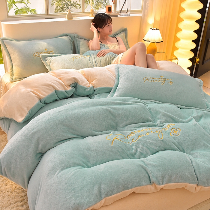 91家纺网 家纺一手货源 找家纺 简爱家纺2025新款保暖MISS款法莱绒刺绣四件套松石蓝奶白