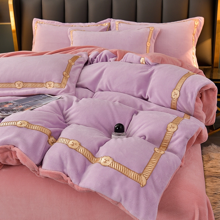 91家纺网 家纺一手货源 找家纺 （包含买家秀）2023新款高克重牛奶绒纯色双拼刺绣四件套珊瑚绒 凯迪系列 凯迪-香芋紫+蜜粉