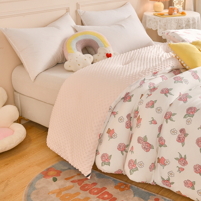 91家纺网 家纺一手货源 找家纺 牛魔王家居 2023新款A类针织棉豆豆被子抗菌纤维被芯冬被 玫瑰庄园