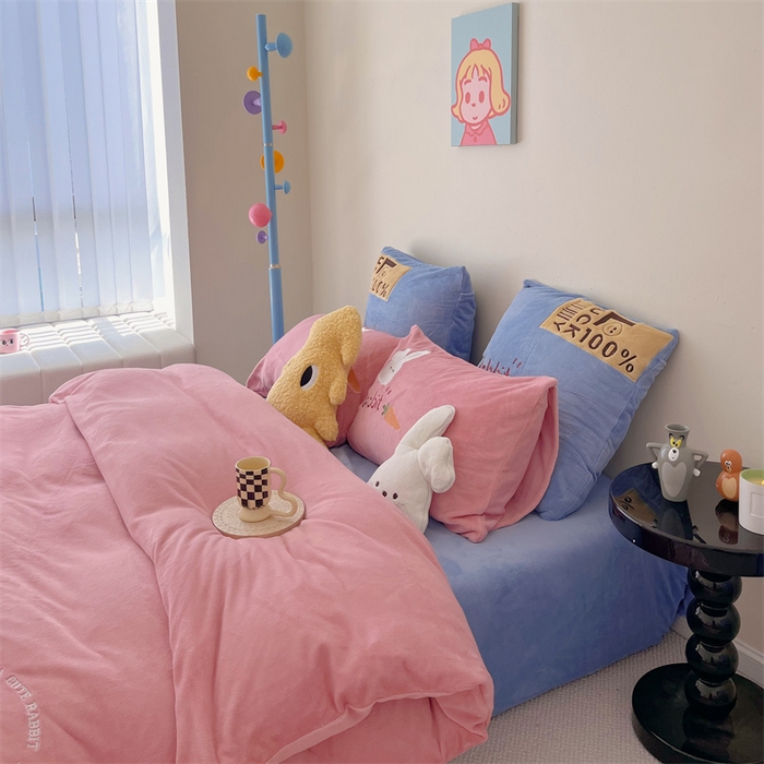 91家纺网 家纺一手货源 找家纺 星野 2023秋冬高克重牛奶绒贴布绣多巴胺系列四件套 萌兜兜