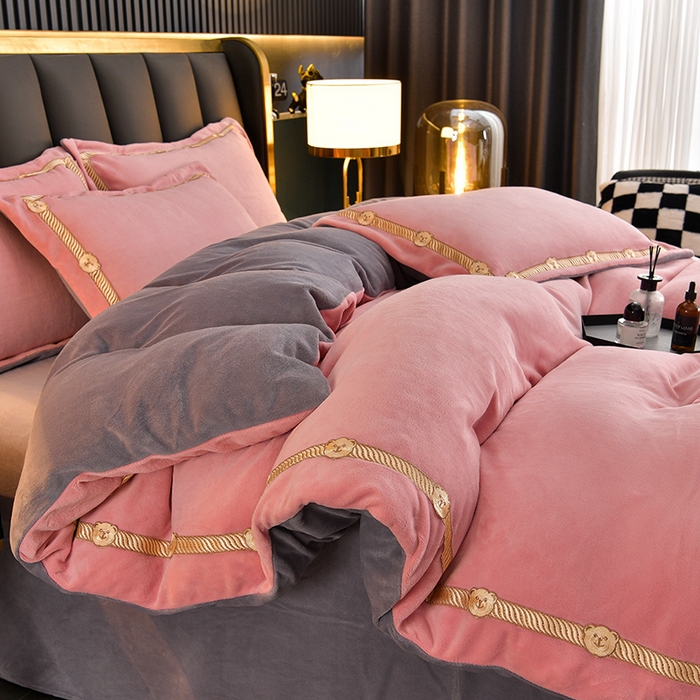 91家纺网 家纺一手货源 找家纺 云家 （包含买家秀）2023新款高克重牛奶绒纯色双拼刺绣四件套珊瑚绒 凯迪系列 凯迪-蜜粉+高级灰