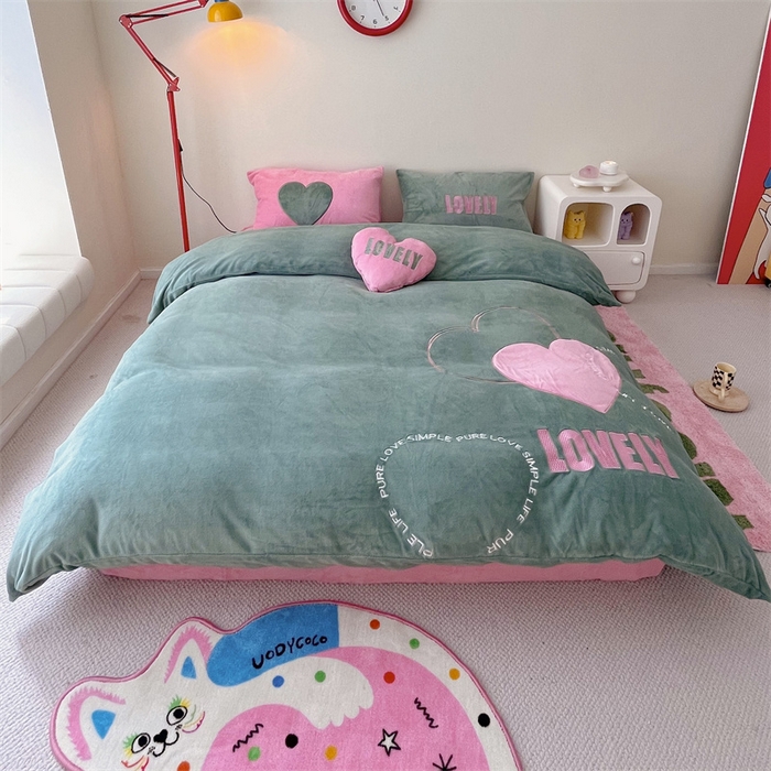 91家纺网 家纺一手货源 找家纺 星野 2023秋冬高克重牛奶绒贴布绣多巴胺系列四件套 小甜甜