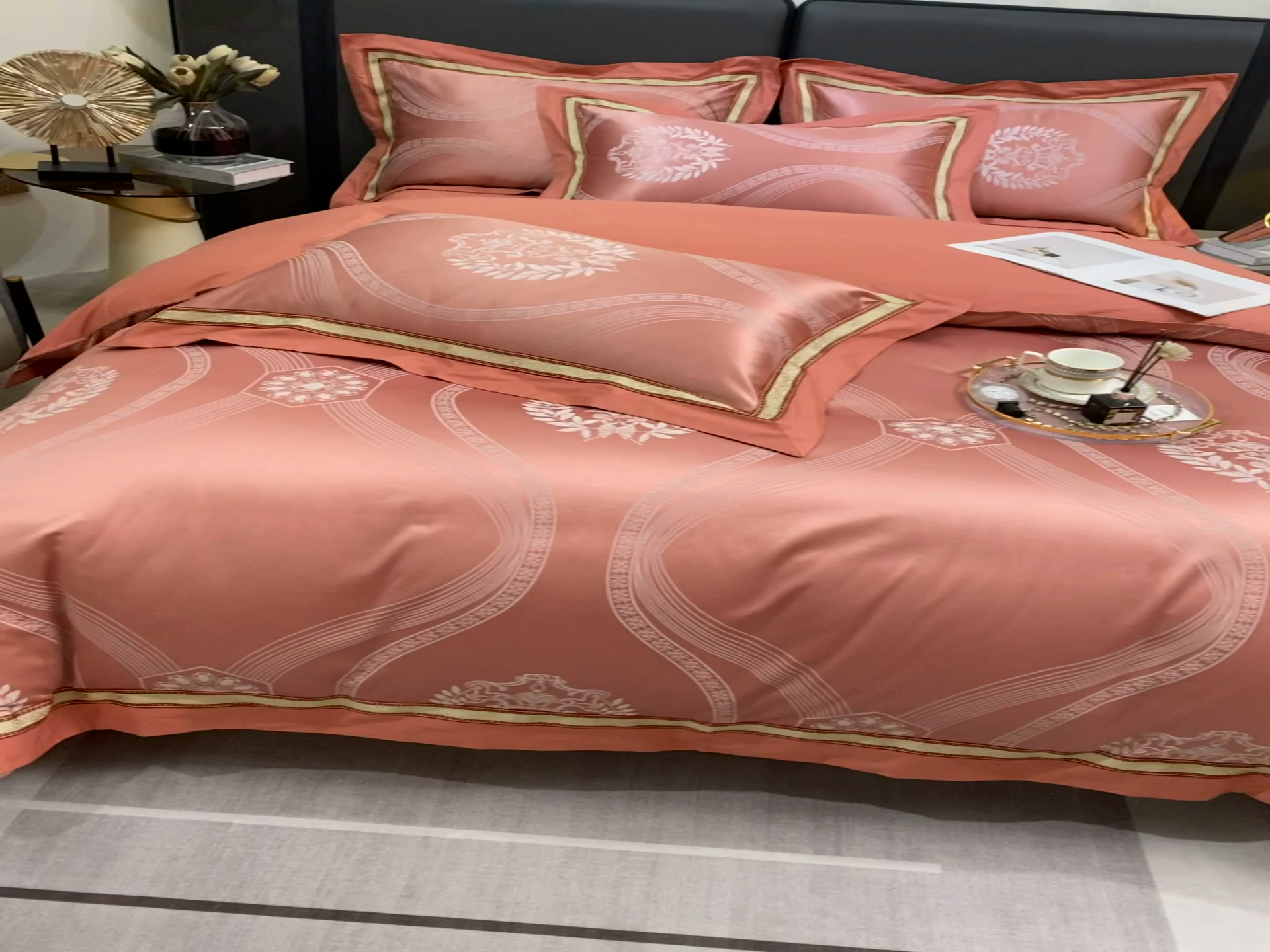 91家纺网 家纺一手货源 找家纺 小时代家纺 2023新款纯棉贡缎提花夹棉床盖四件套 卡伦桔色