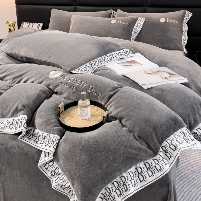 91家纺网 家纺一手货源 找家纺 露梦家纺 2025新款高克重牛奶绒刺绣四件套-简素（风格二） 简素-高级灰