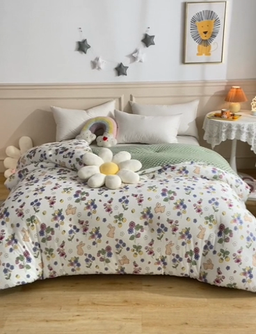 91家纺网 家纺一手货源 找家纺 牛魔王家居 2023新款A类针织棉豆豆被子抗菌纤维被芯冬被 花丛间