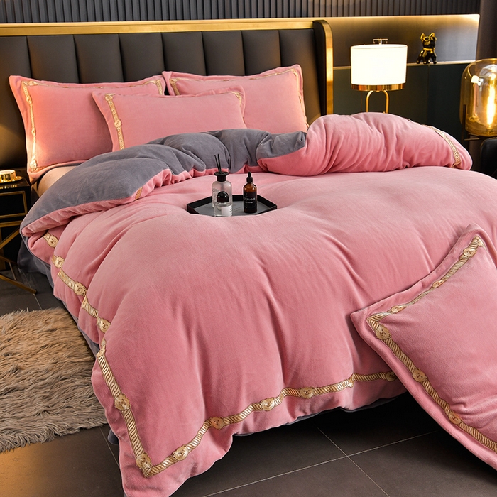 91家纺网 家纺一手货源 找家纺 云家 （包含买家秀）2023新款高克重牛奶绒纯色双拼刺绣四件套珊瑚绒 凯迪系列 凯迪-蜜粉+高级灰