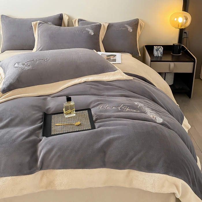 91家纺网 家纺一手货源 找家纺 露梦家纺 2025新款加厚保暖牛奶绒刺绣款四件套-轻羽（风格二） 轻羽-高极灰