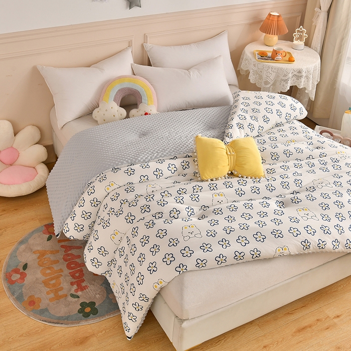 91家纺网 家纺一手货源 找家纺 牛魔王家居 2023新款A类针织棉豆豆被子抗菌纤维被芯冬被 花花兔