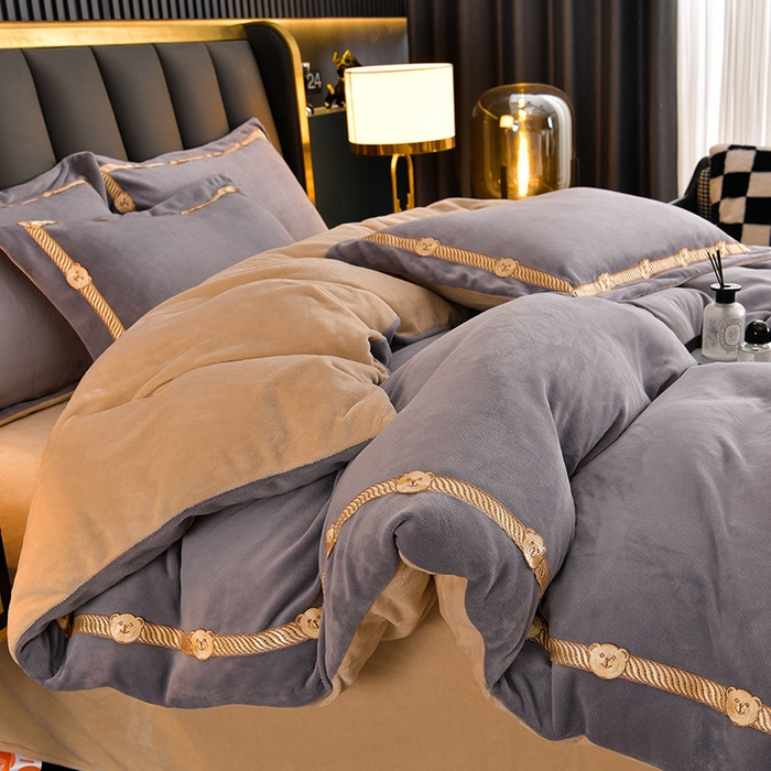 91家纺网 家纺一手货源 找家纺 云家 （包含买家秀）2023新款高克重牛奶绒纯色双拼刺绣四件套珊瑚绒 凯迪系列 凯迪-高级灰+米驼