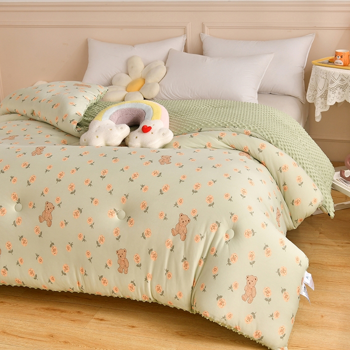 91家纺网 家纺一手货源 找家纺 牛魔王家居 2023新款A类针织棉豆豆被子抗菌纤维被芯冬被 玫瑰熊